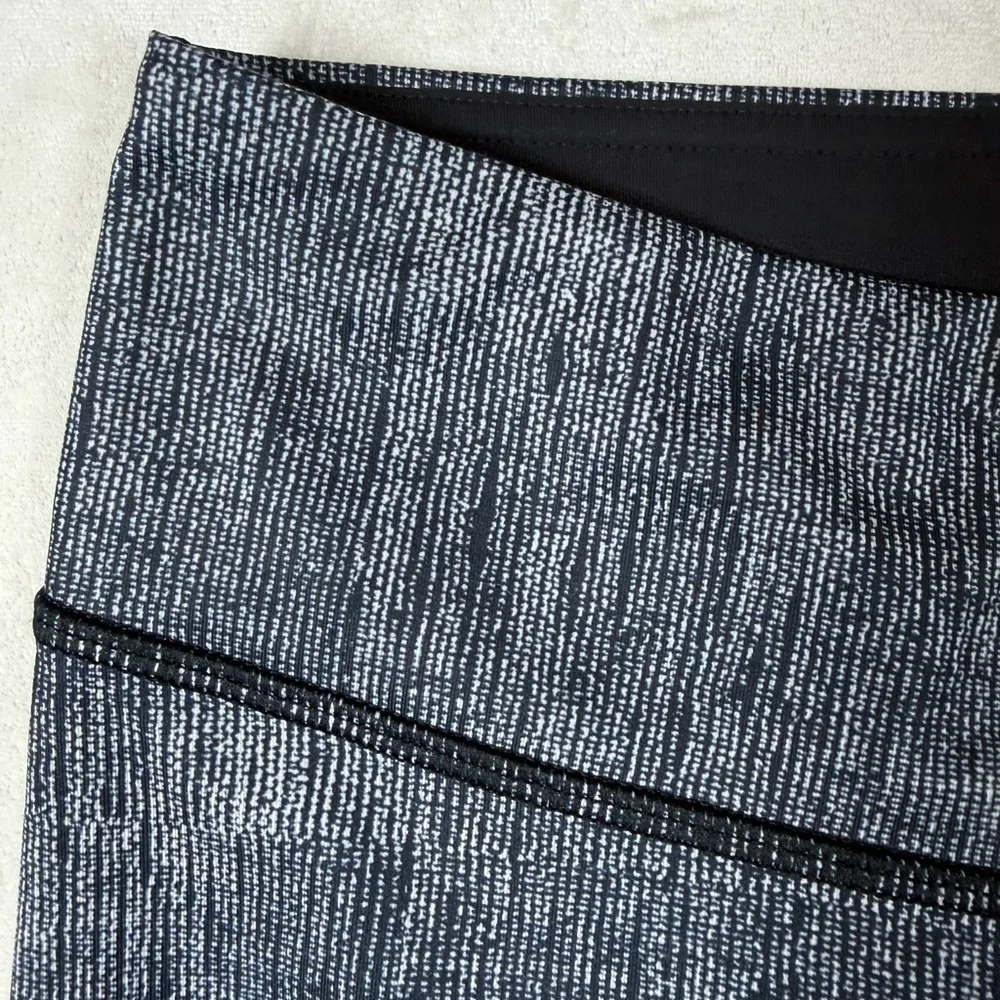 Lululemon Athletica Size 4 Black and Gray Crosshatch Align Cropped Leggings